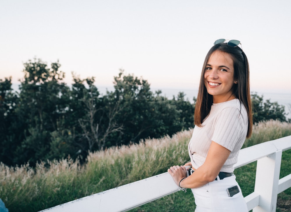 Camisa blanca de punto con cuello redondo para mujer