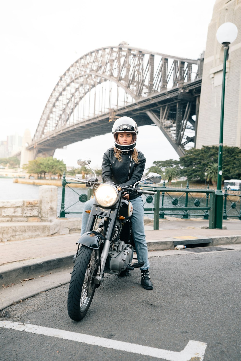 標準的なオートバイに座っている女性
