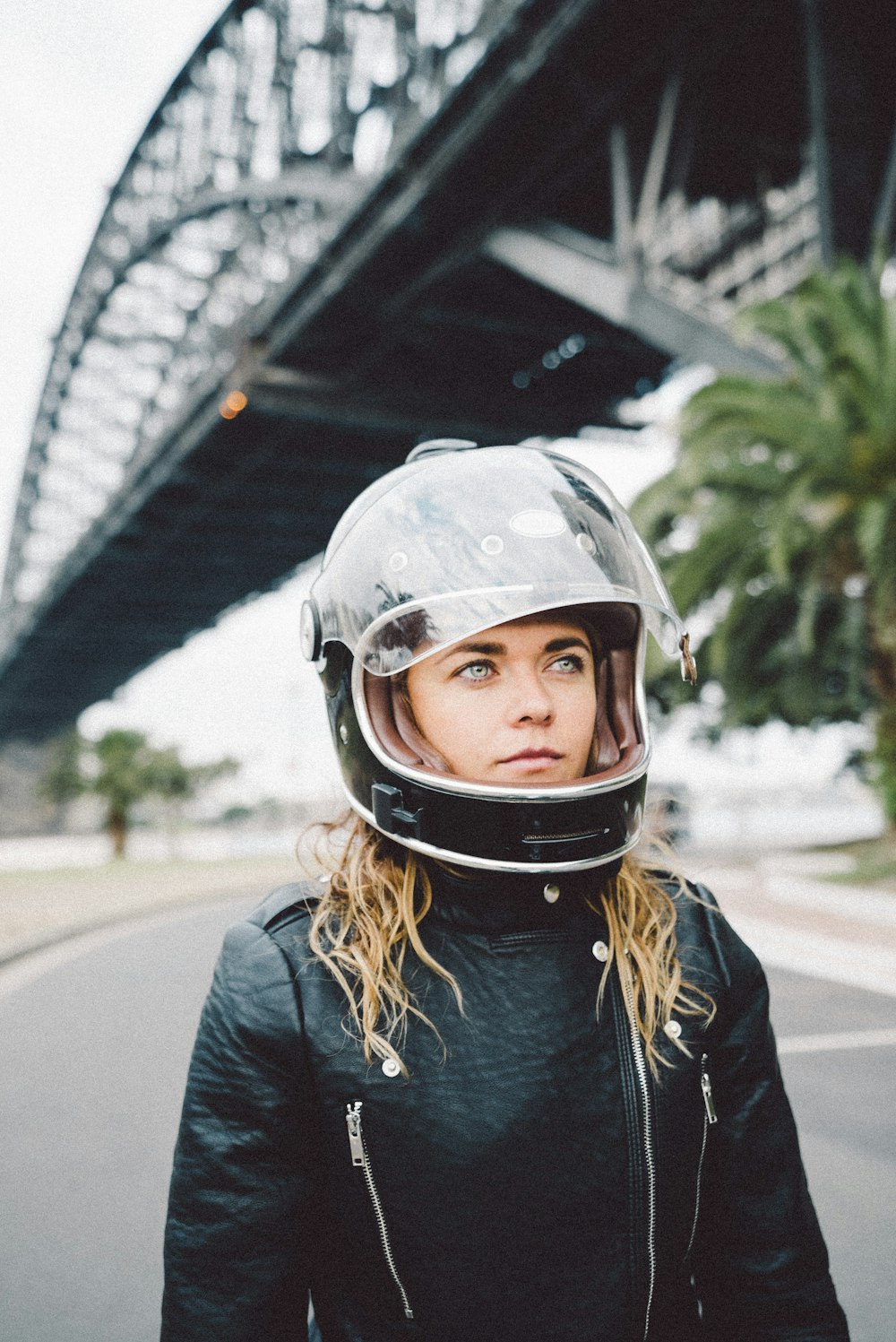 donna che indossa casco integrale nero e giacca nera