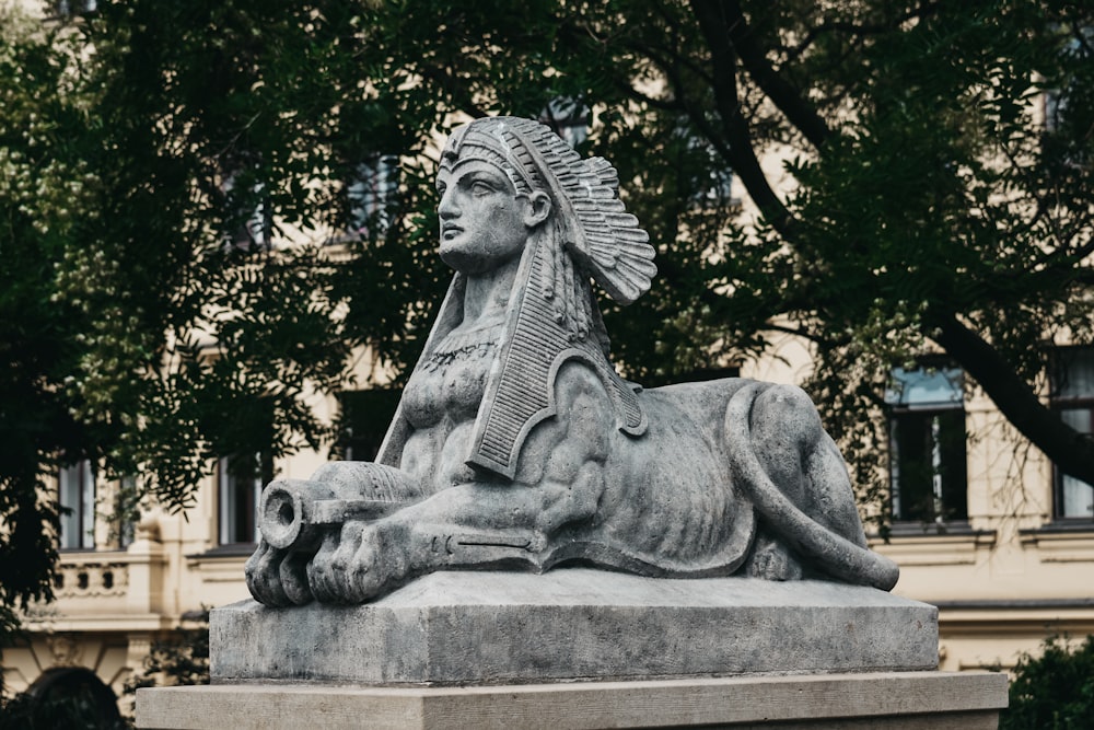 gray statue on focus photography