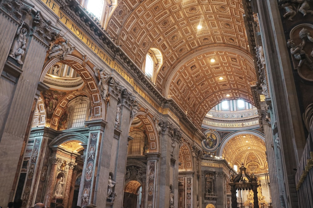 Interno della cattedrale in oro e bianco