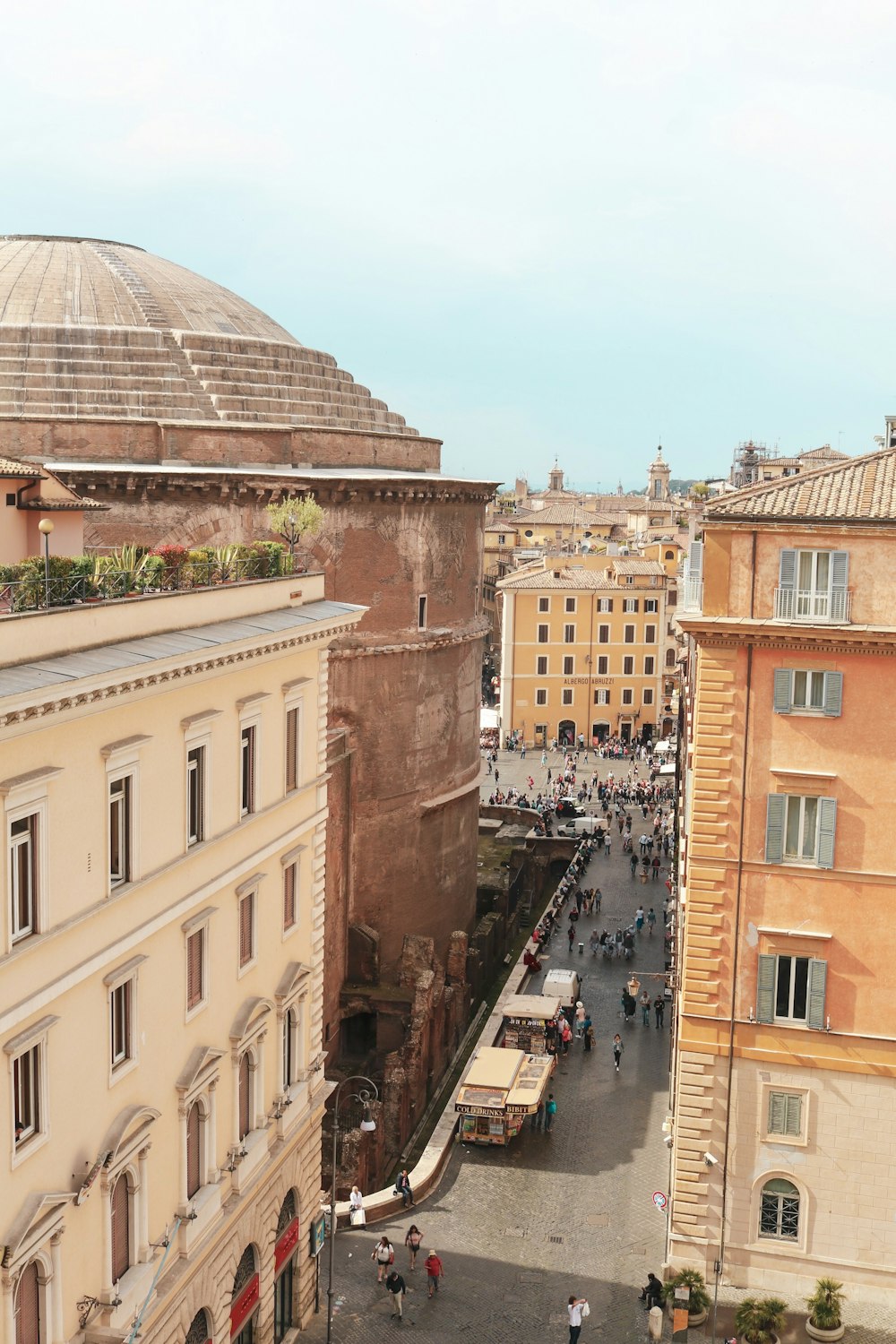 edifici in cemento marrone durante il giorno