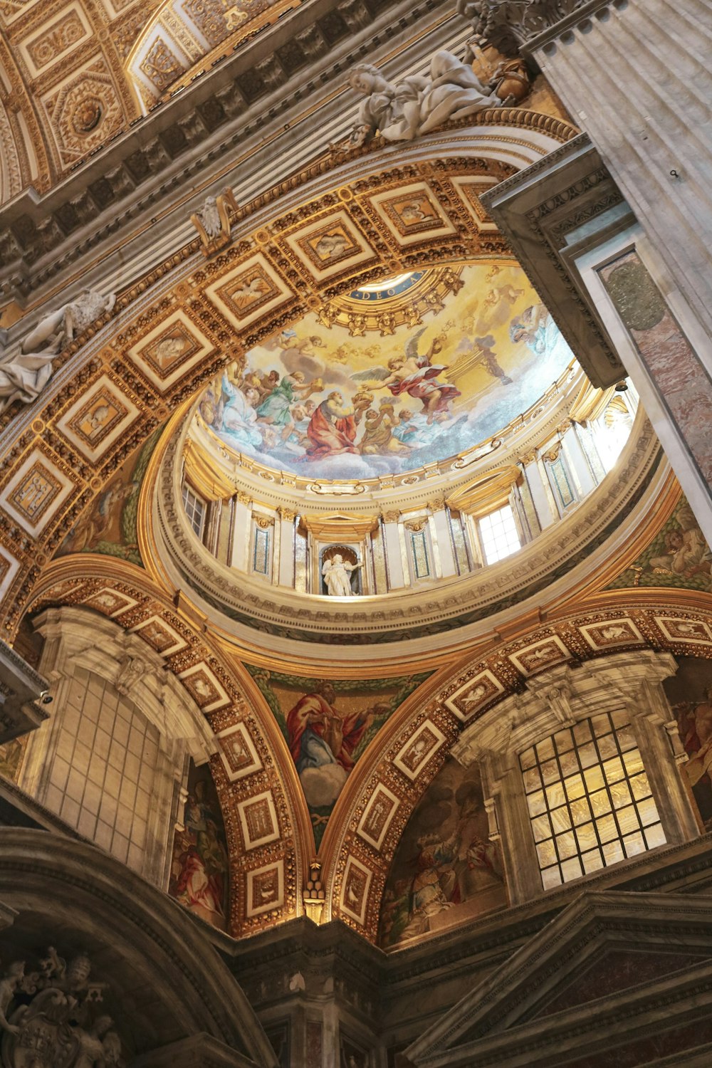 Interno della cattedrale in oro e multicolore