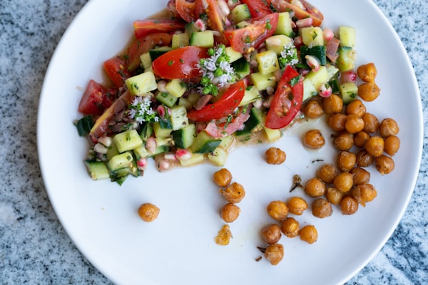 Kikkererwten-'tonijn' salade — receptfoto