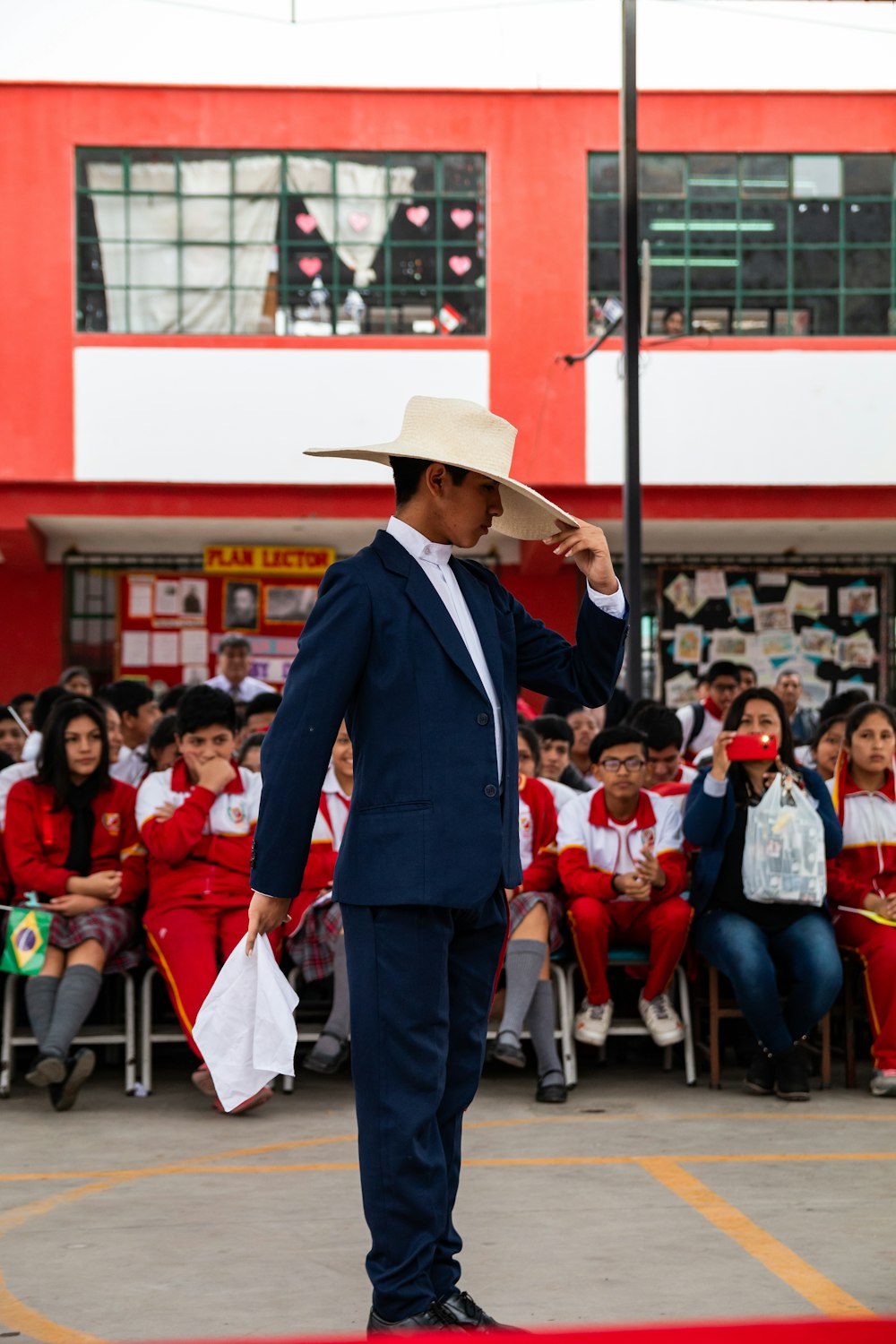 hombre de pie rodeado de gente sentada