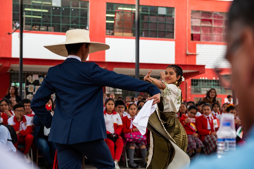 hombre y mujer bailando rodeados de gente