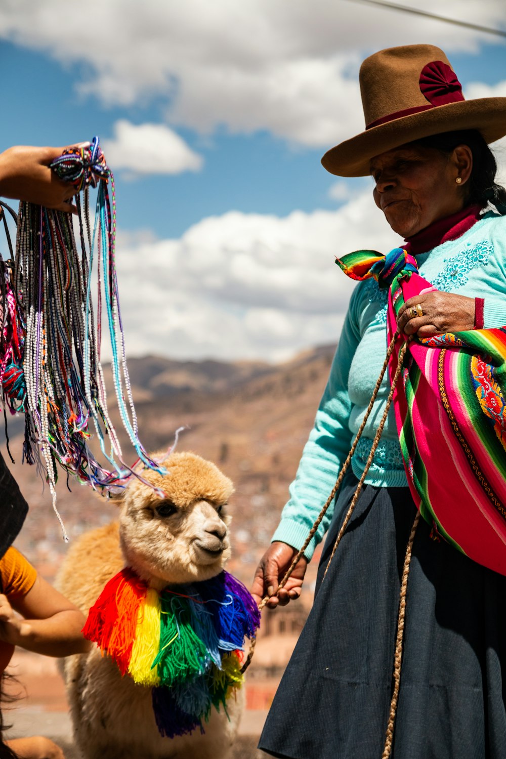 Mulher em pé perto do mascote