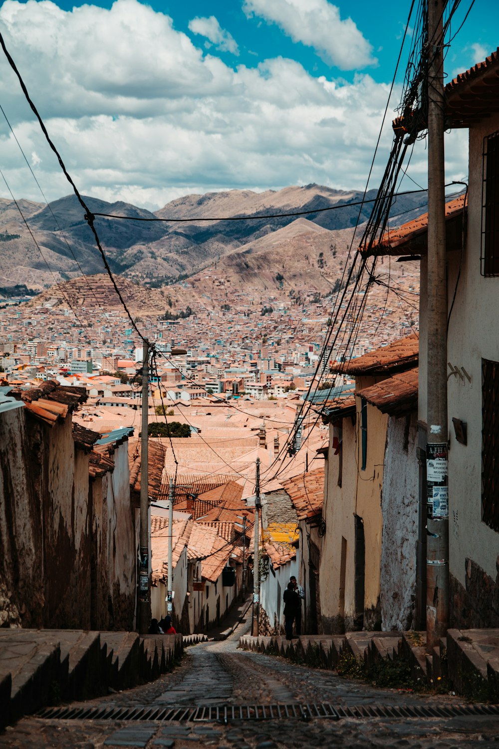 Edificio de hormigón marrón durante el día