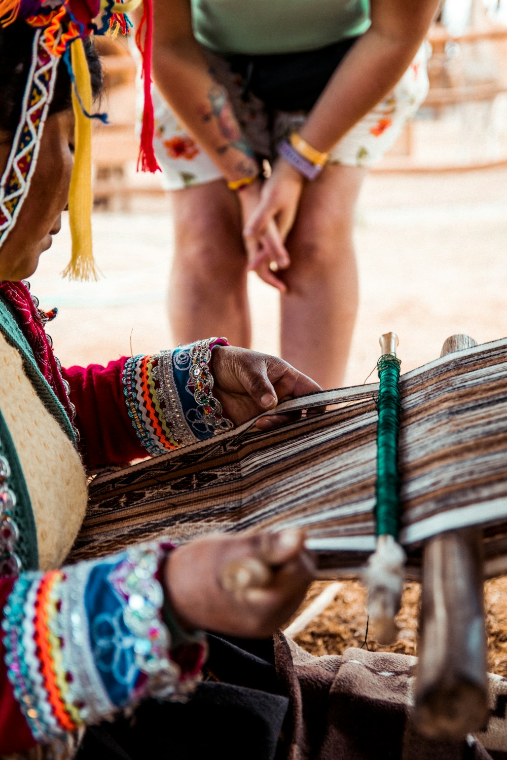 Persona que sostiene el textil