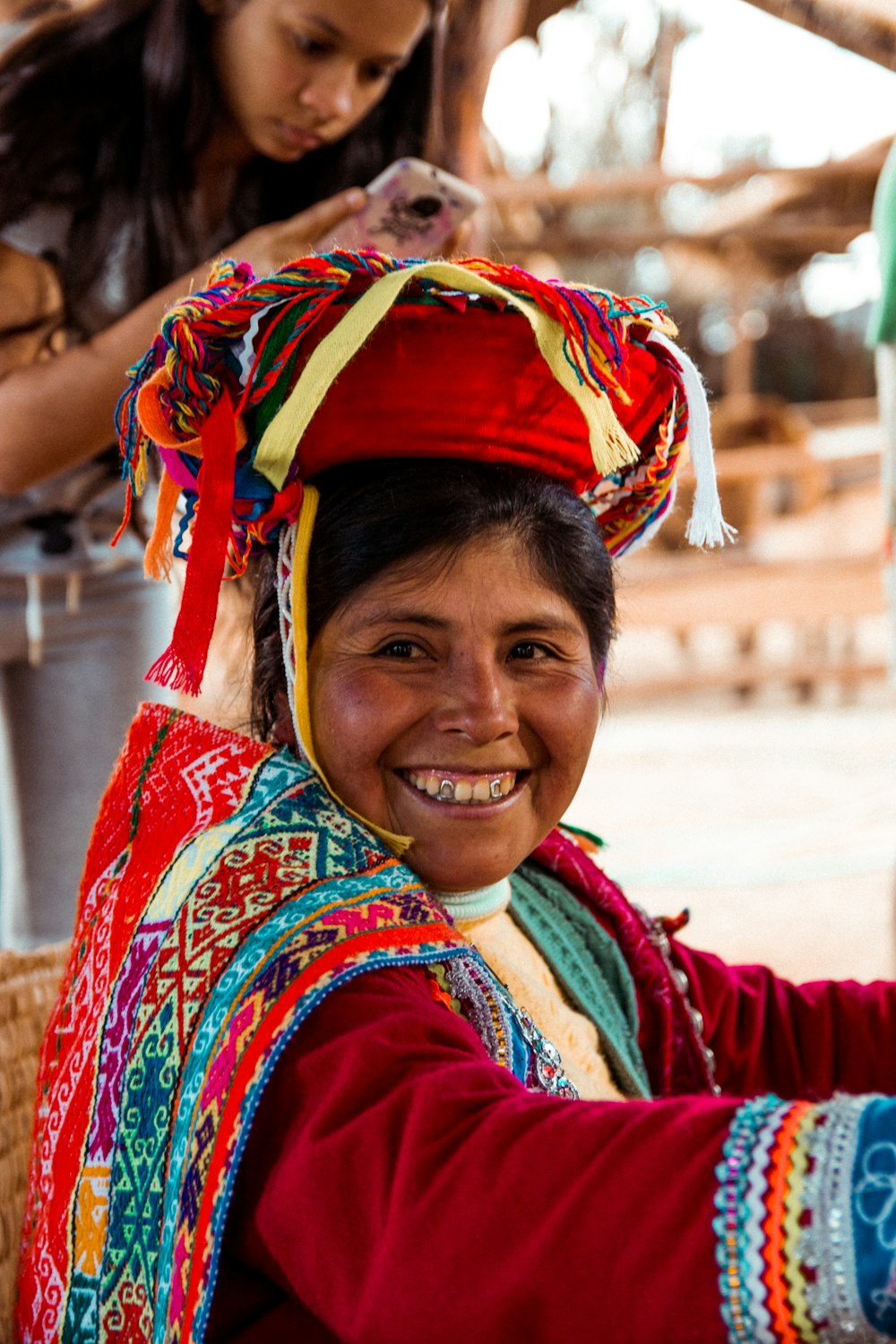 mujer con vestido tradicional multicolor