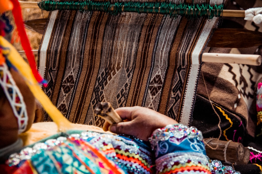 Mujer con vestido tradicional durante el día