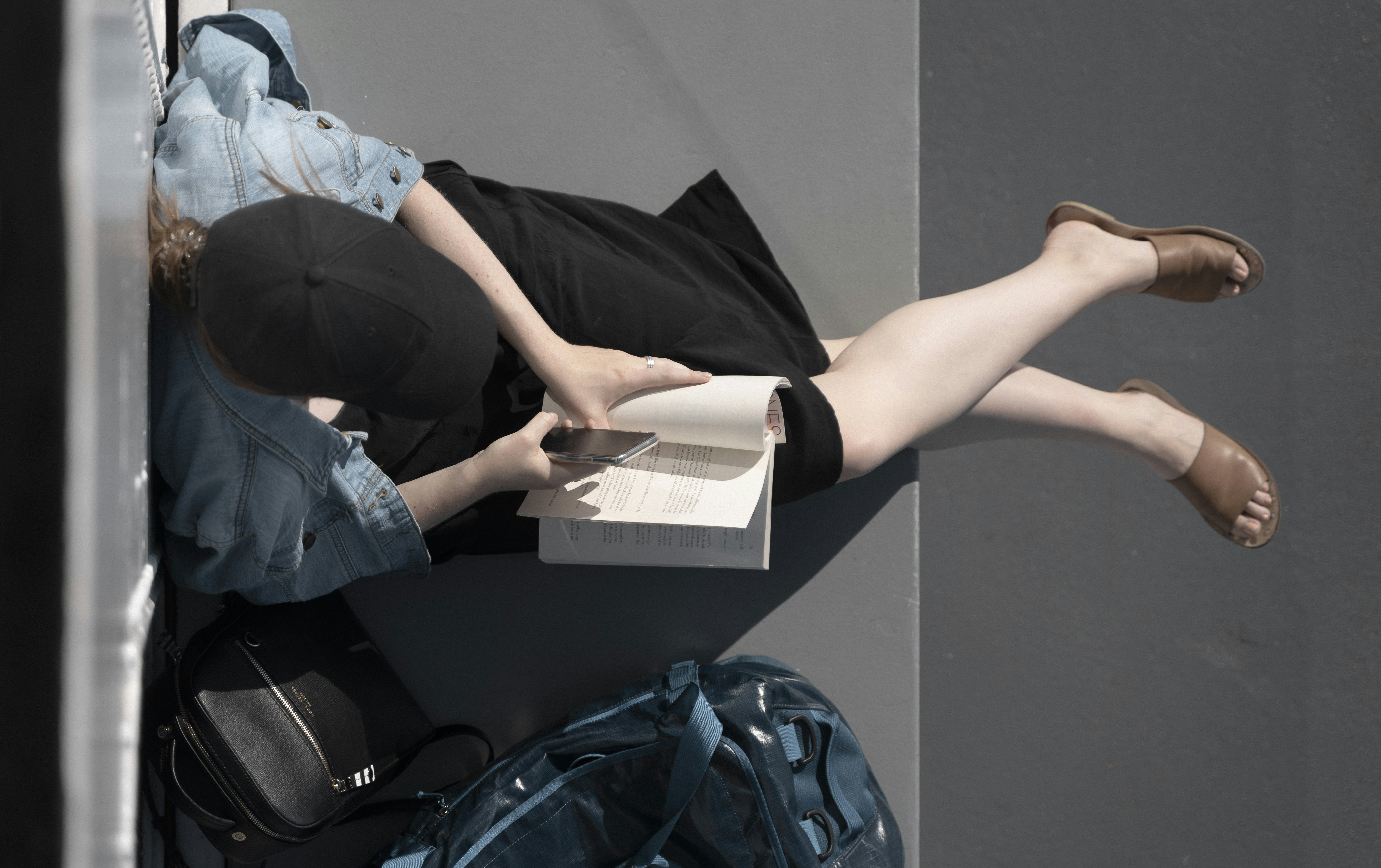 사진 찍을 때 팔 라인이 길어 보이게 만드는 자세 - woman sitting and reading book