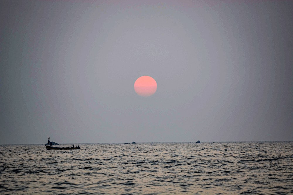 Silueta de barco en el océano