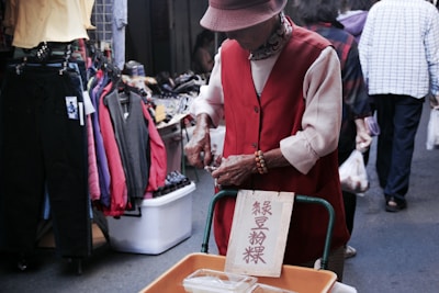 A friendly volunteer helping a senior with grocery shopping.