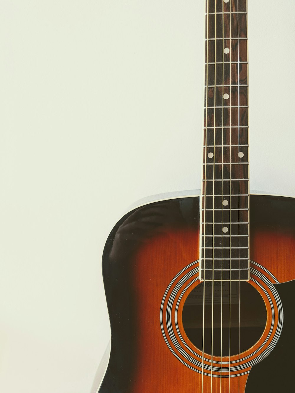 갈색과 검은색 어쿠스틱 기타의 사진