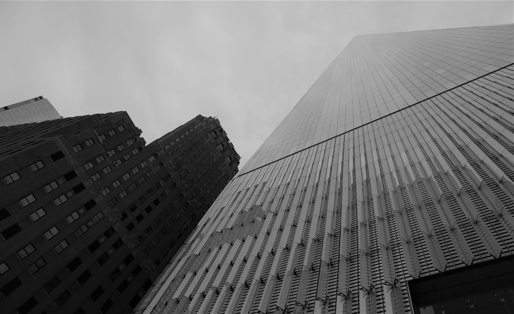 immeuble de grande hauteur noir et gris