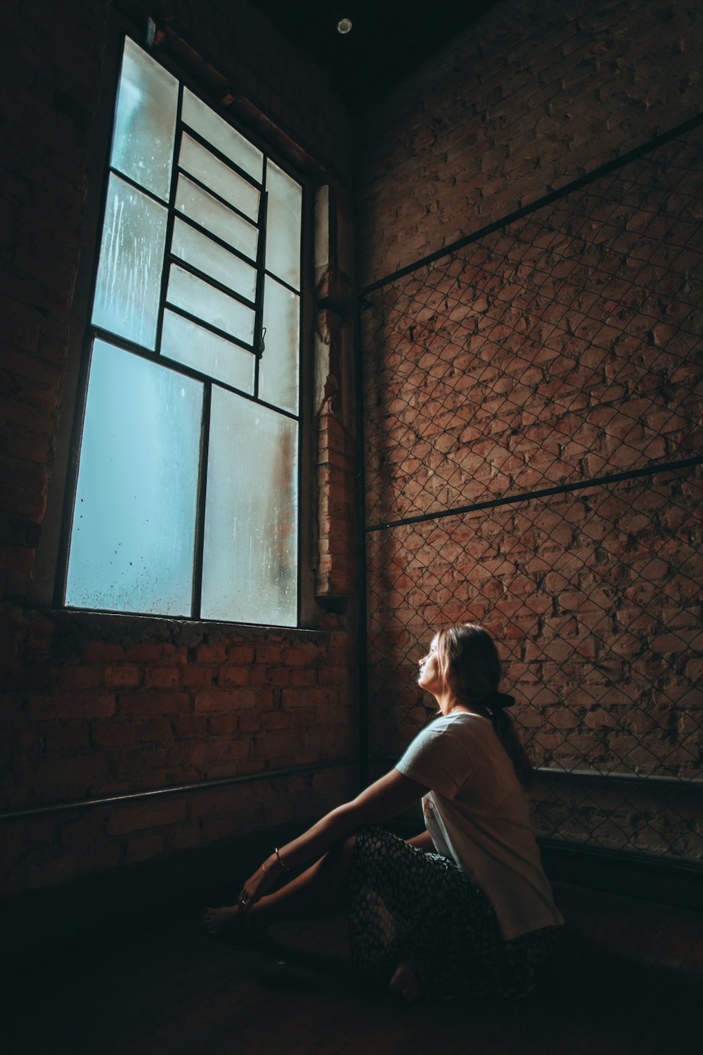 mujer sentada en el suelo