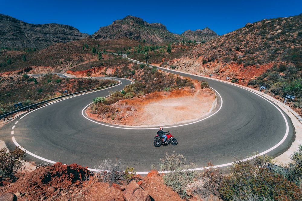 motocicletta su strada