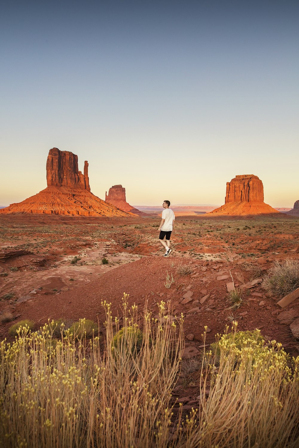 Mann, der tagsüber in der Nähe des Monument Valley spazieren geht