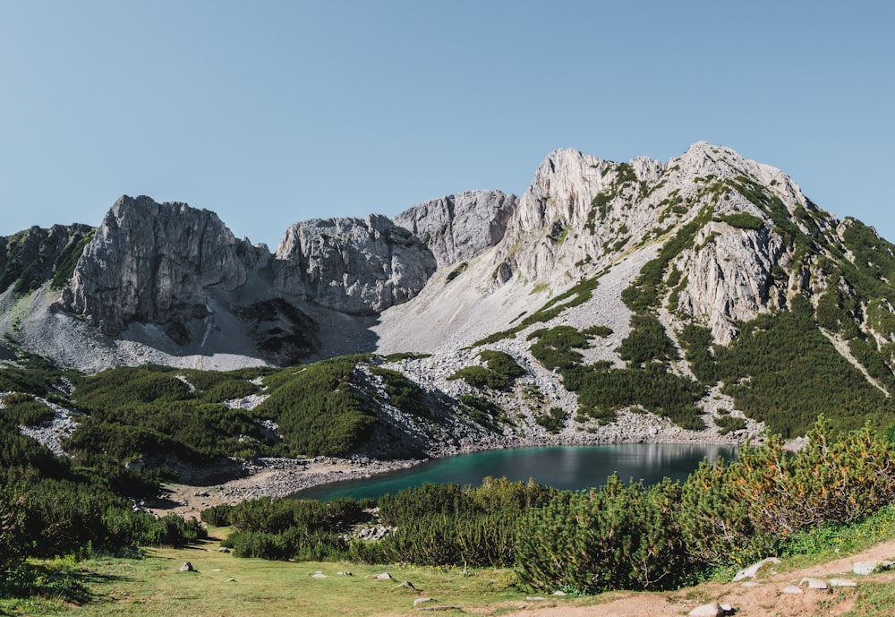 Lago vicino alle montagne