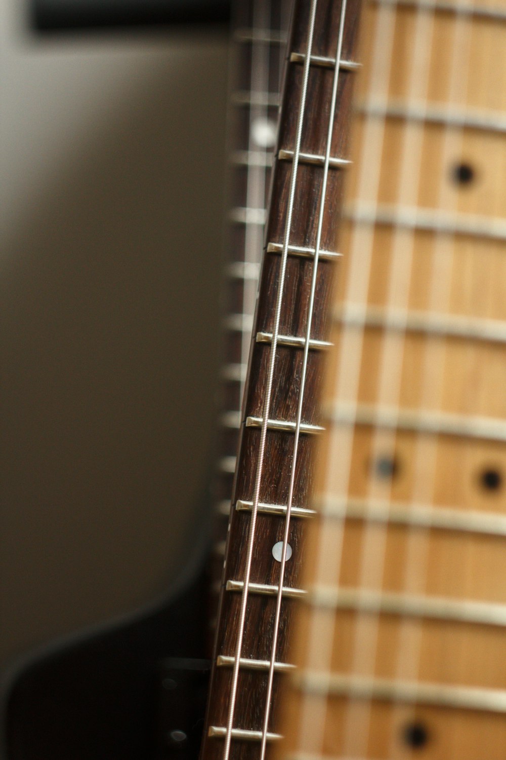 Un primer plano del mástil y las cuerdas de una guitarra
