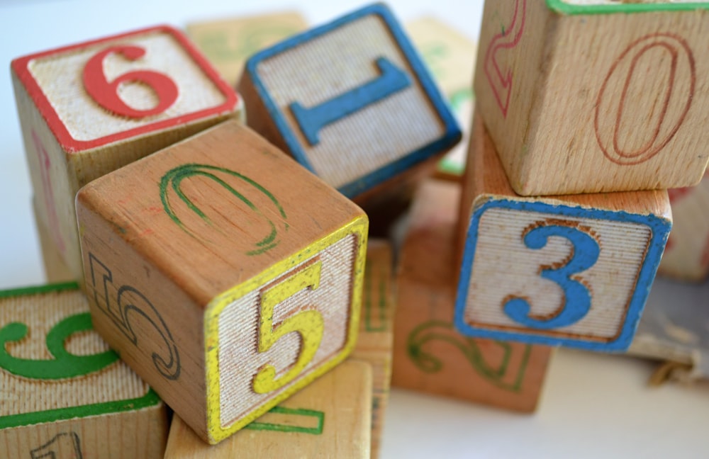 braune Spielzeugbausteine aus Holz