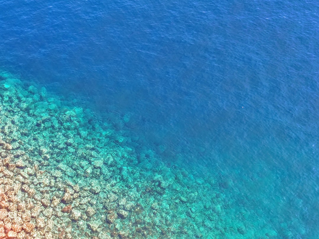 Mer bleue eau calme de la méditerranée avec rochers au bord de Monaco 