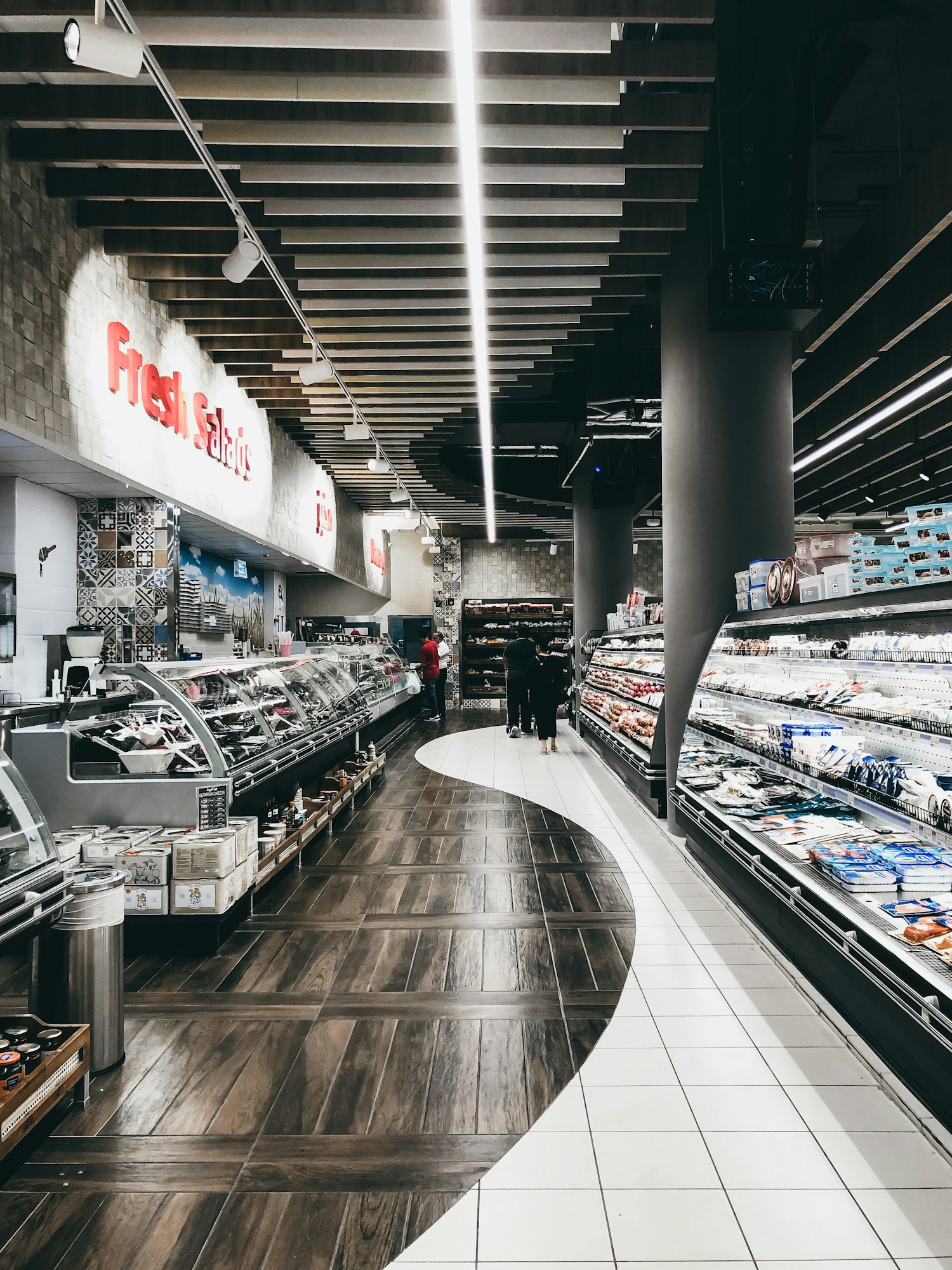 Image of grocery store exterior
