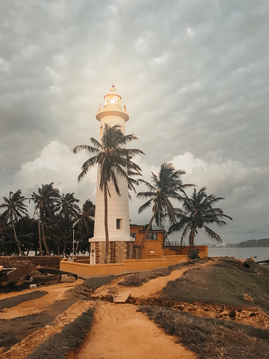 Der Leuchtturm in der Festung von Galle zwischen Palmen