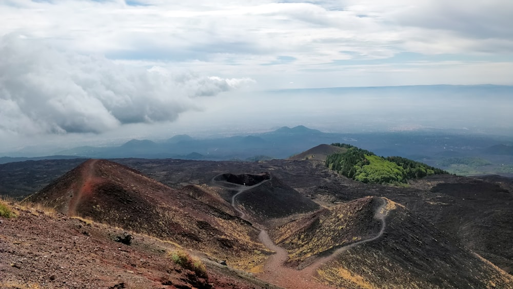 colinas bajo el cielo nublado