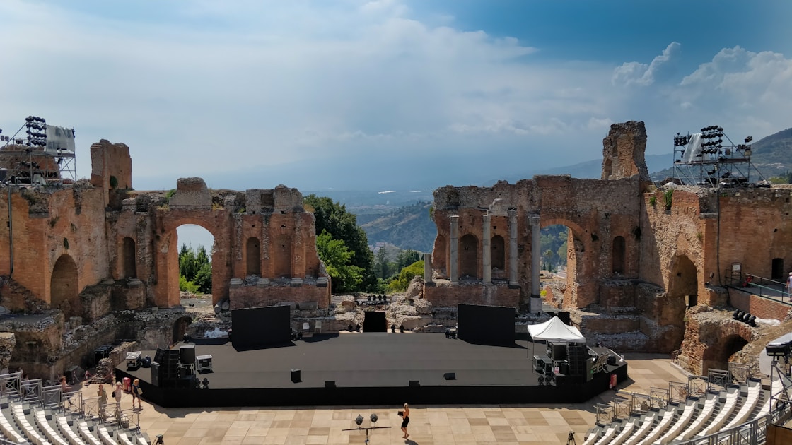 Vista del Teatro Antico di Taormina con il mare sullo sfondo