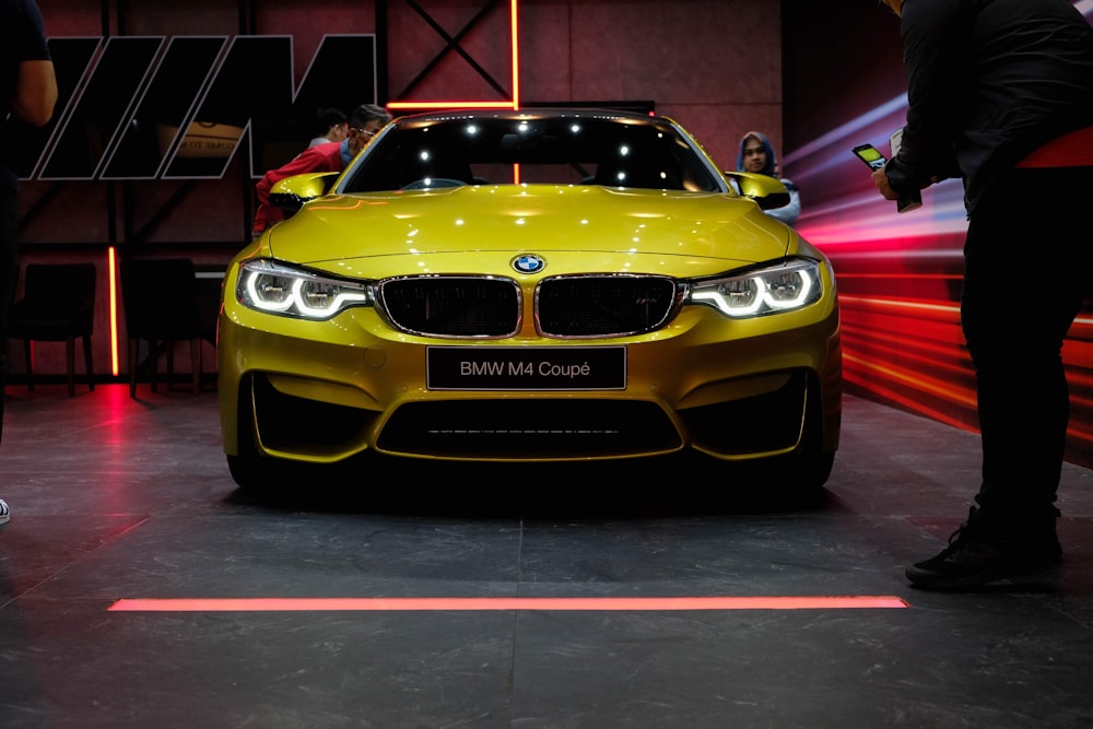 auto BMW gialla