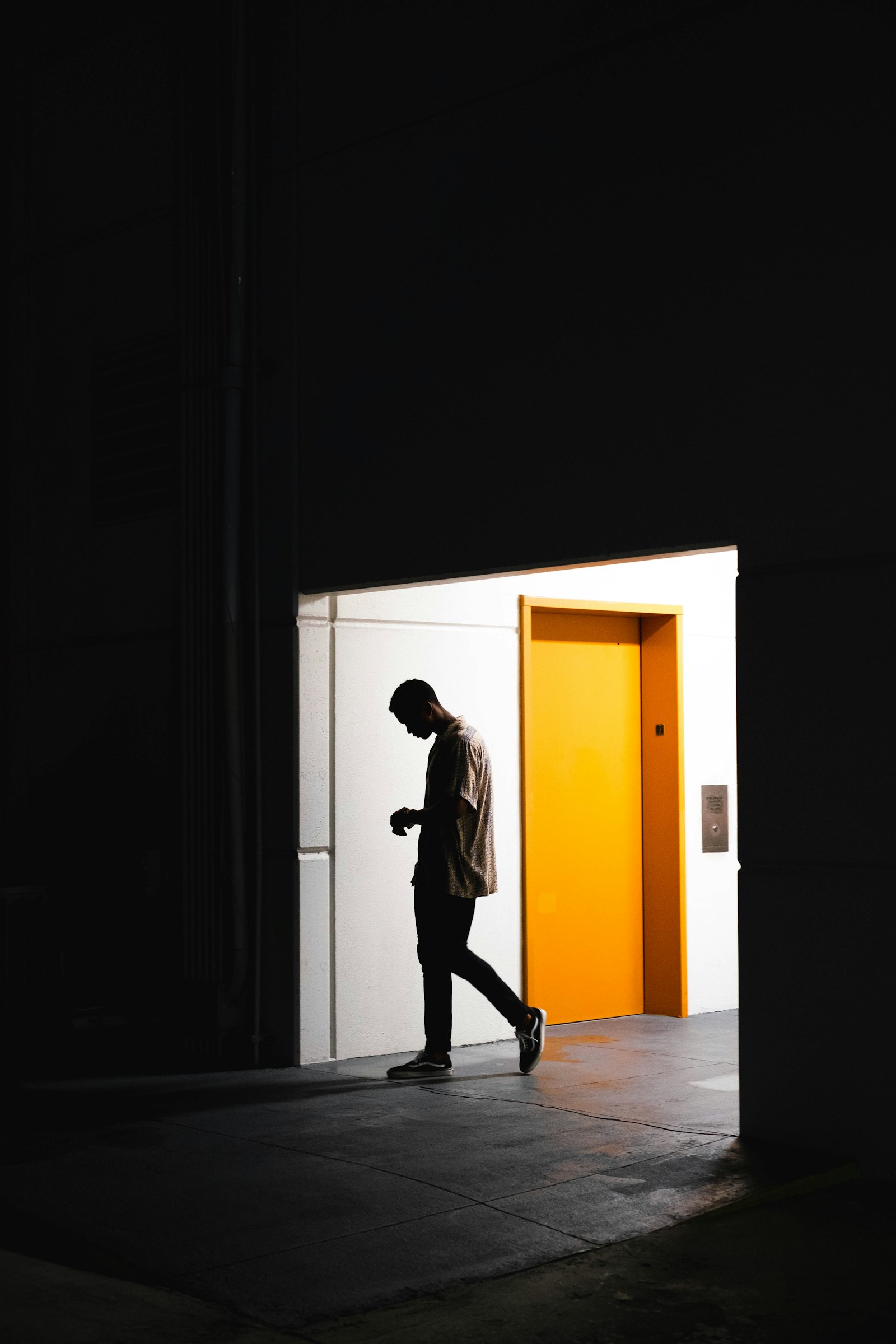 Fujifilm X-T3 + Fujifilm XF 35mm F1.4 R sample photo. Man wearing gray polo photography