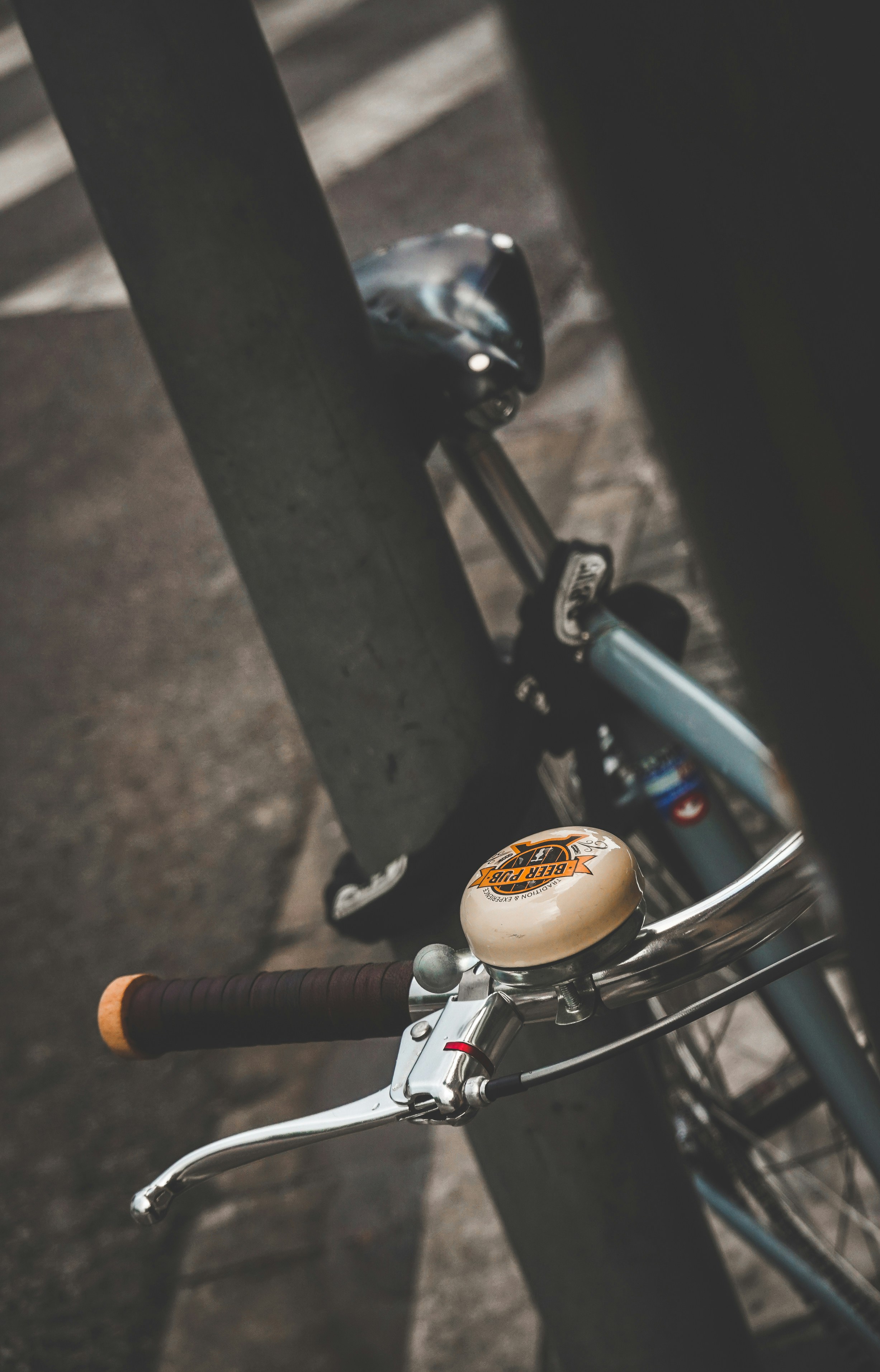 photo-1568860400413-44607c1d98a3?ixid=M3wxMjA3fDB8MXxzZWFyY2h8NHx8YmlrZXIlMjBtdWd8ZW58MHx8fHwxNzY0OTMwNTM2fDA\u0026ixlib=rb-4.1.0