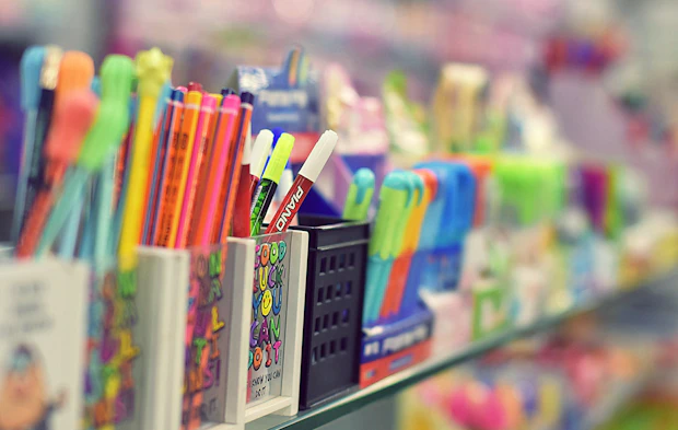 Vitrina de papelería con bolígrafos y marcadores de colores