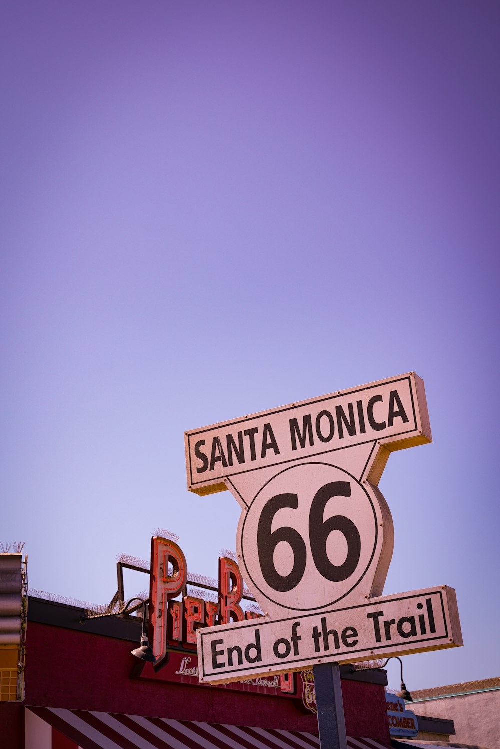 산타 모니카 66 낮 동안 푸른 하늘 아래 트레일의 끝 표지판