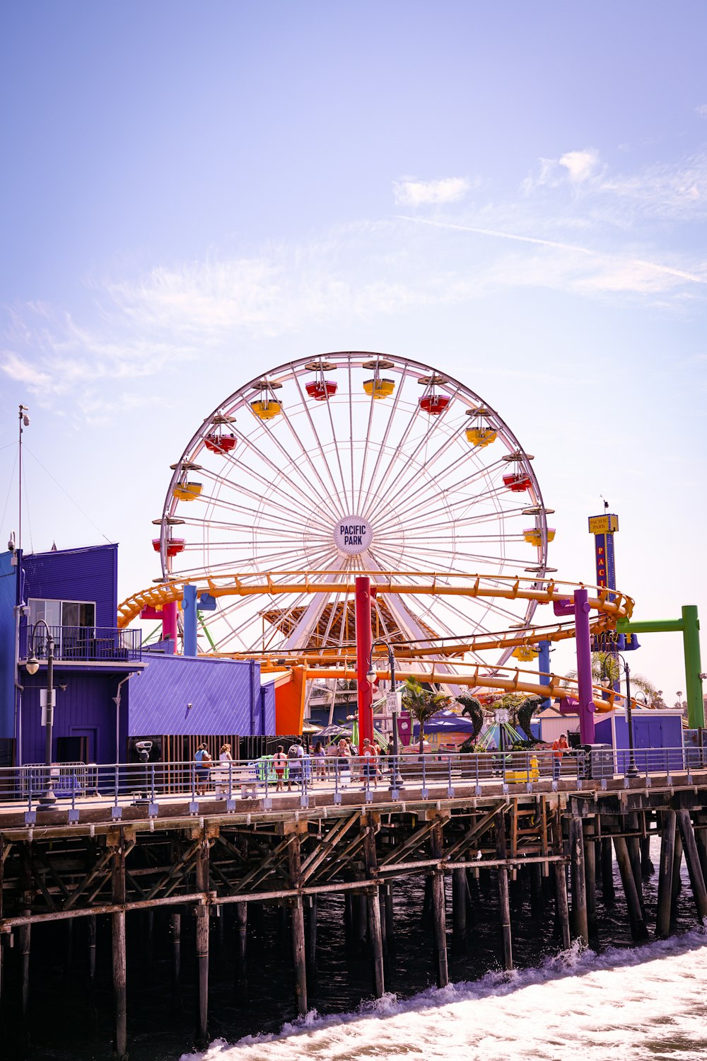 Foto von Ferries Wheel aus niedrigem Winkel