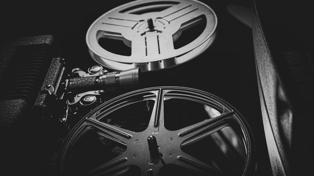 Una foto in bianco e nero di un proiettore cinematografico