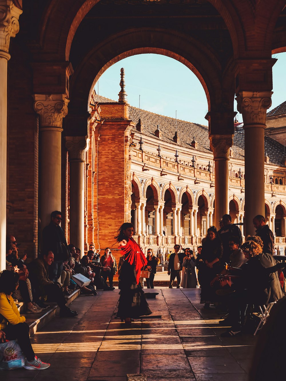 persone che si riuniscono vicino all'aperto durante il giorno