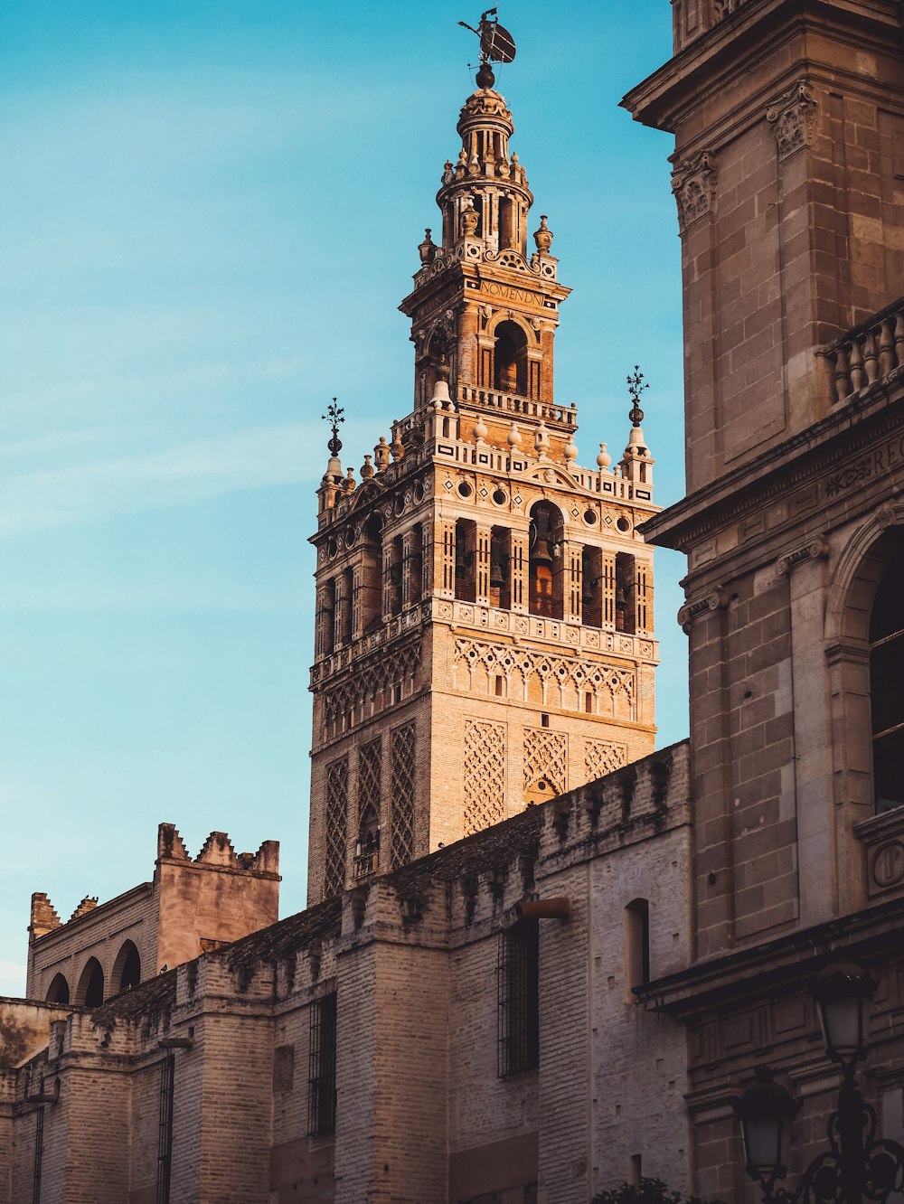 foto de baixo ângulo do edifício