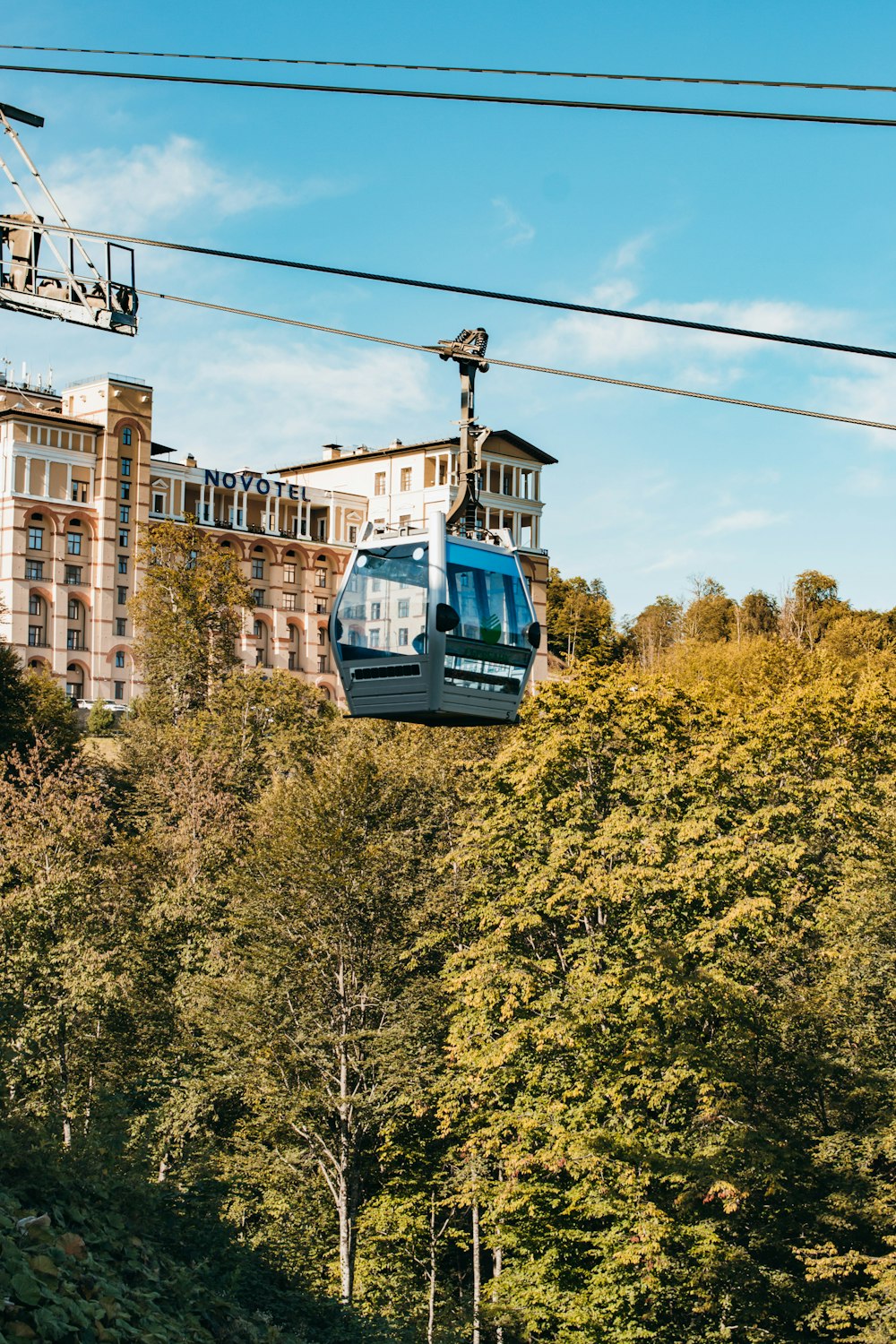 grau-weiße Seilbahn