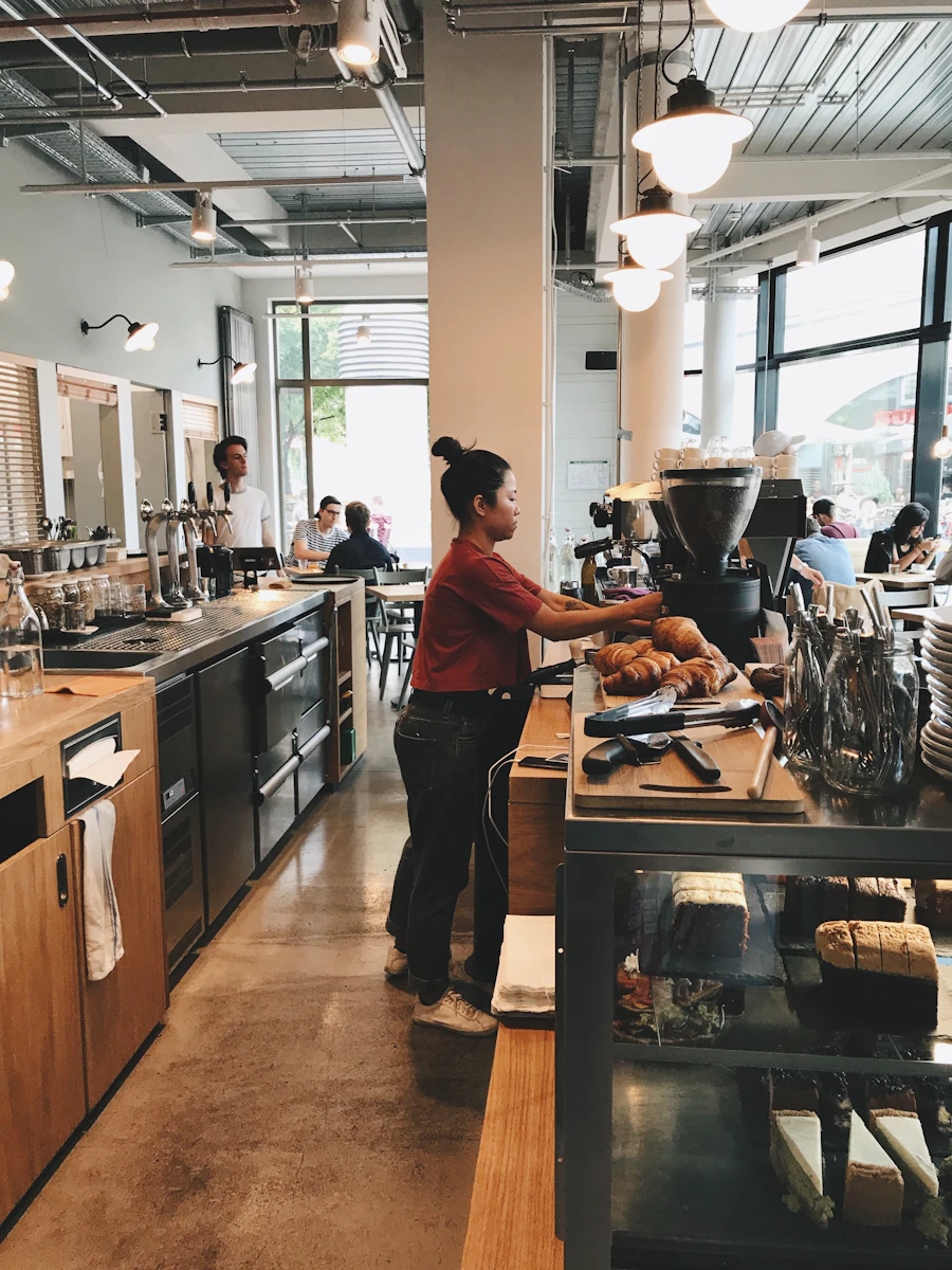 Barista pregătind cafea într-o cafenea