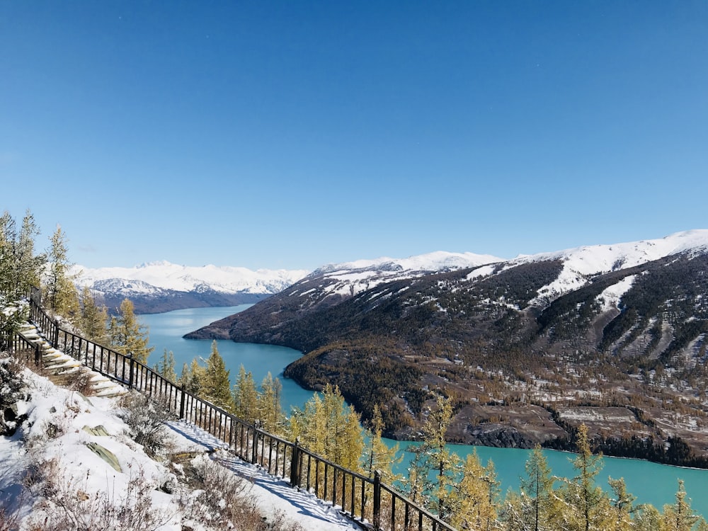 snow-capped mountain during daytime