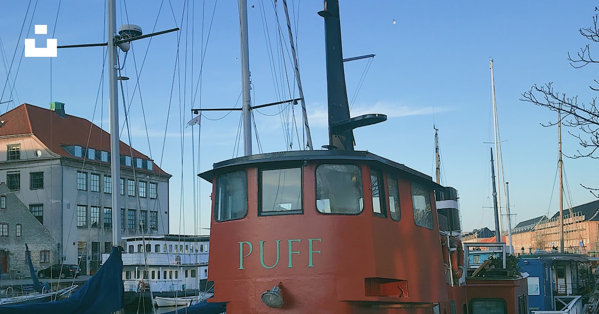 red and black boat near dock photo – Free Blue Image on Unsplash