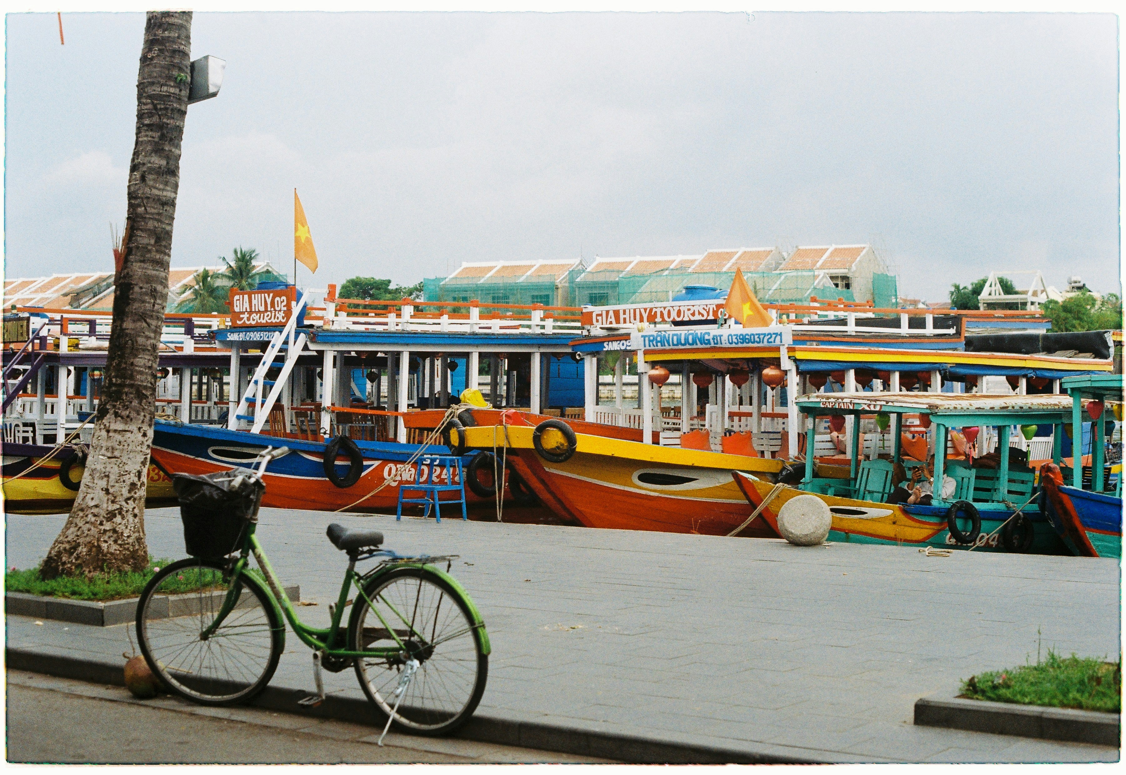 Boat in Hoian #HoiAn #Boat #Pentaxspotmatic #kodakgold200