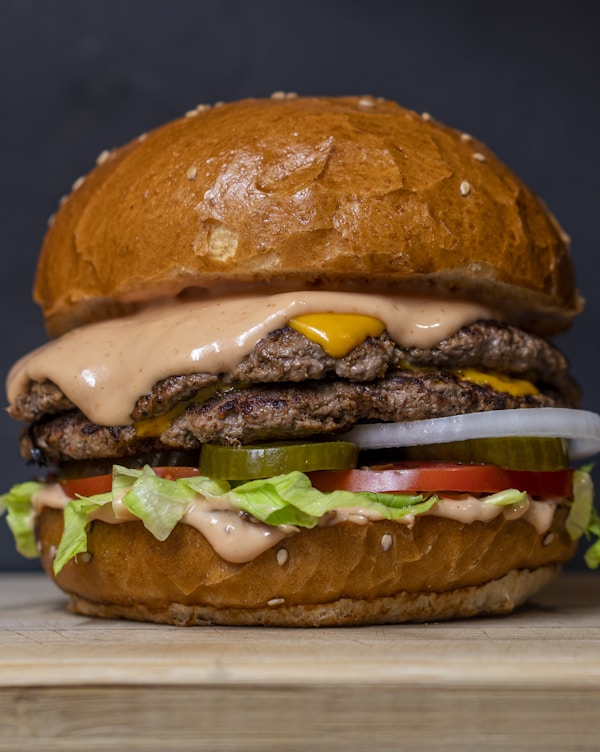 burger with lettuce and tomatoes