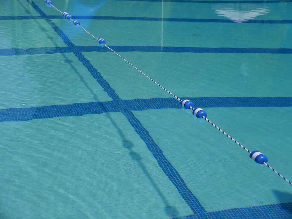 un primo piano di una piscina con una corda