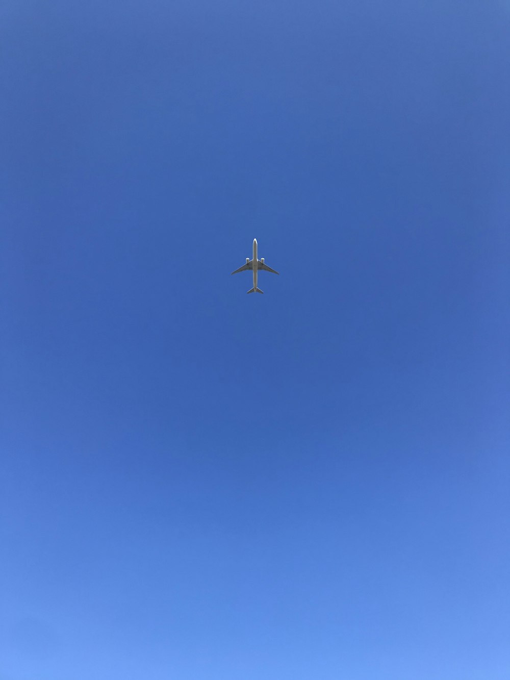 gray airplane flying during daytime