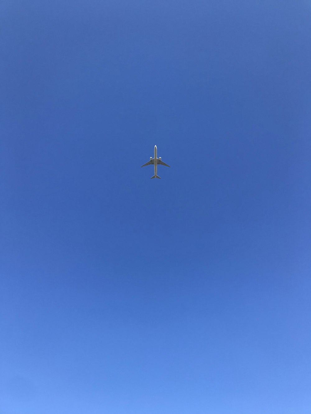 avion gris volant pendant la journée