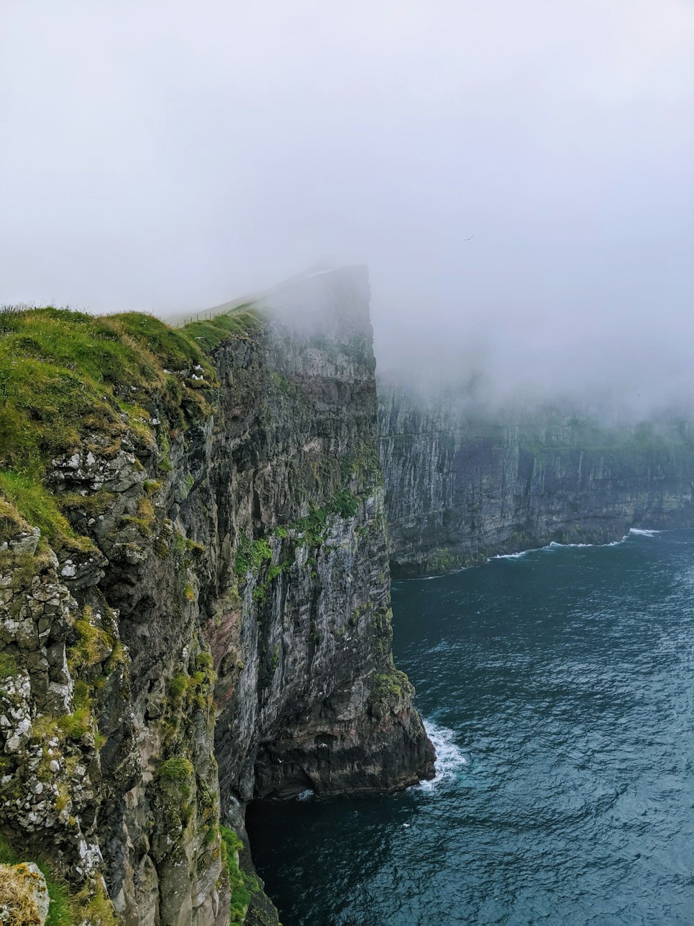 isola coperta di nebbia